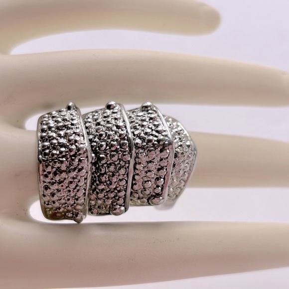 Armor Shield Knuckle Finger Ring in Silver - Picture 3 of 11